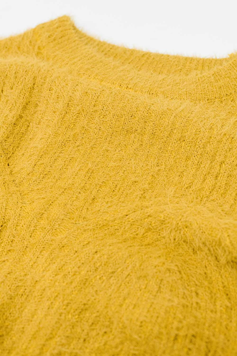 Suéter corto con detalle de costuras en amarillo