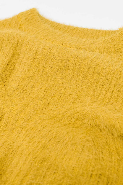 Suéter corto con detalle de costuras en amarillo