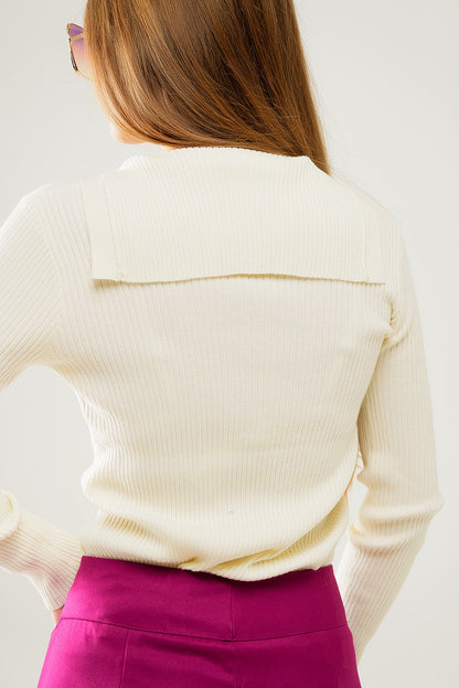 Suéter de canalé con cuello en color crema y mangas largas