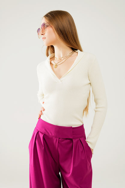 Suéter de canalé con cuello en color crema y mangas largas