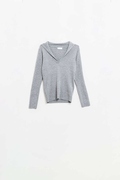 Q2 Suéter de canalé con cuello gris y mangas largas