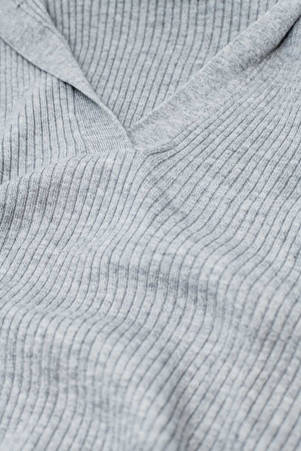 Suéter de canalé con cuello gris y mangas largas