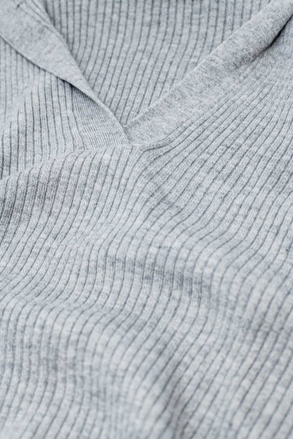 Suéter de canalé con cuello gris y mangas largas