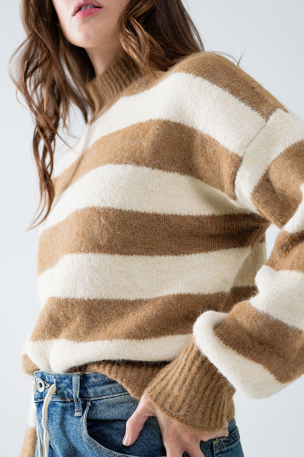 Suéter de cuello alto de rayas beige