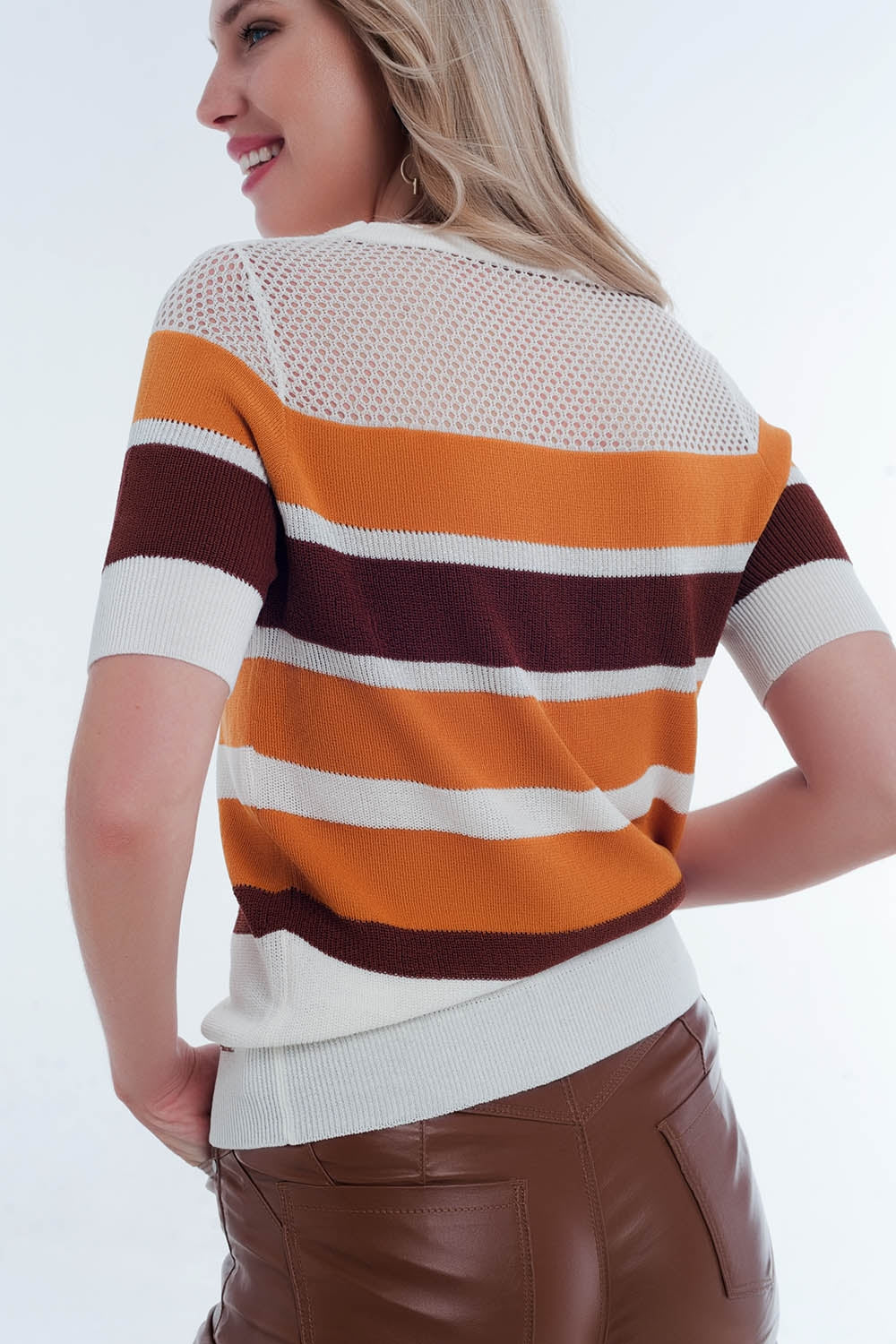 Sueter de punto calado a rayas color mostaza