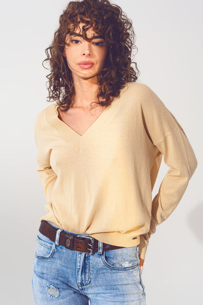 Sueter de punto fino en beige de pico amplio