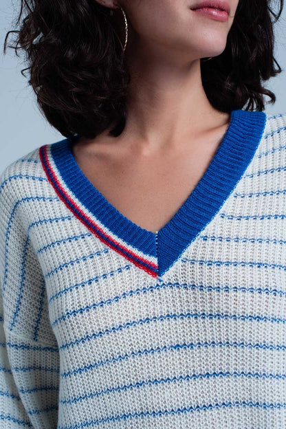 Suéter de rayas azules con cuello de pico