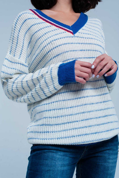 Suéter de rayas azules con cuello de pico