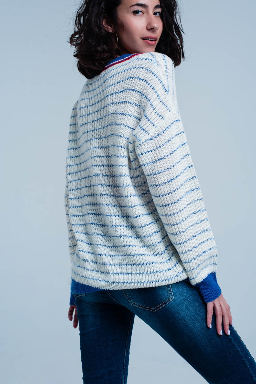 Suéter de rayas azules con cuello de pico