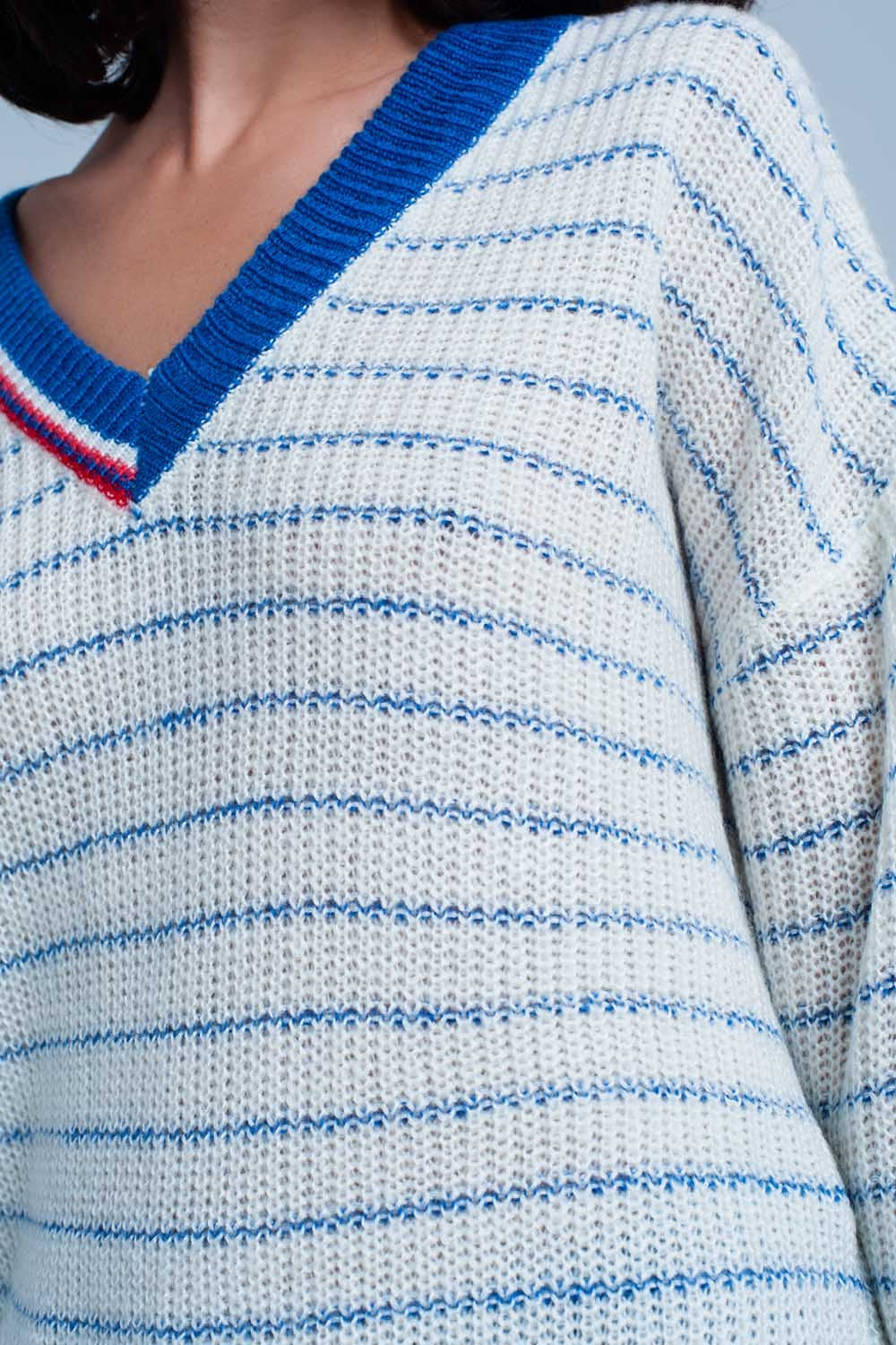 Suéter de rayas azules con cuello de pico