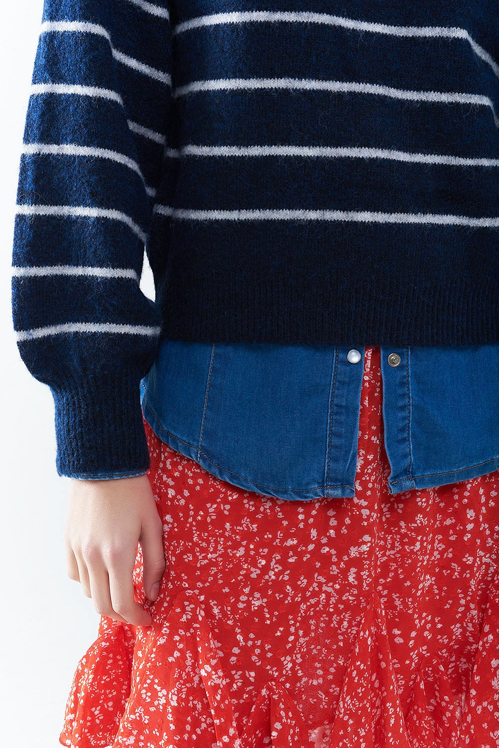 Suéter de rayas azules con detalle de corazón rojo