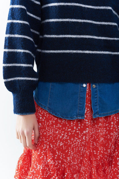 Suéter de rayas azules con detalle de corazón rojo