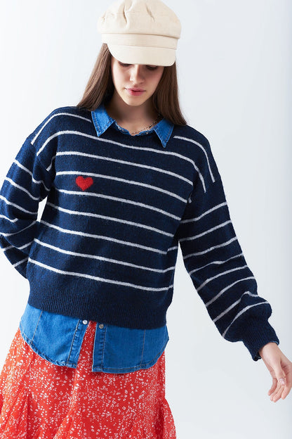Suéter de rayas azules con detalle de corazón rojo