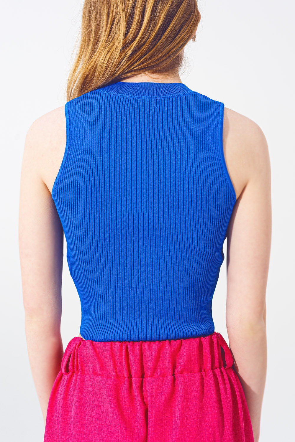 Sueter fino corto sin mangas en azul