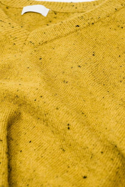 Suéter moteado de cuello de pico y corte relajado en amarillo mostaza