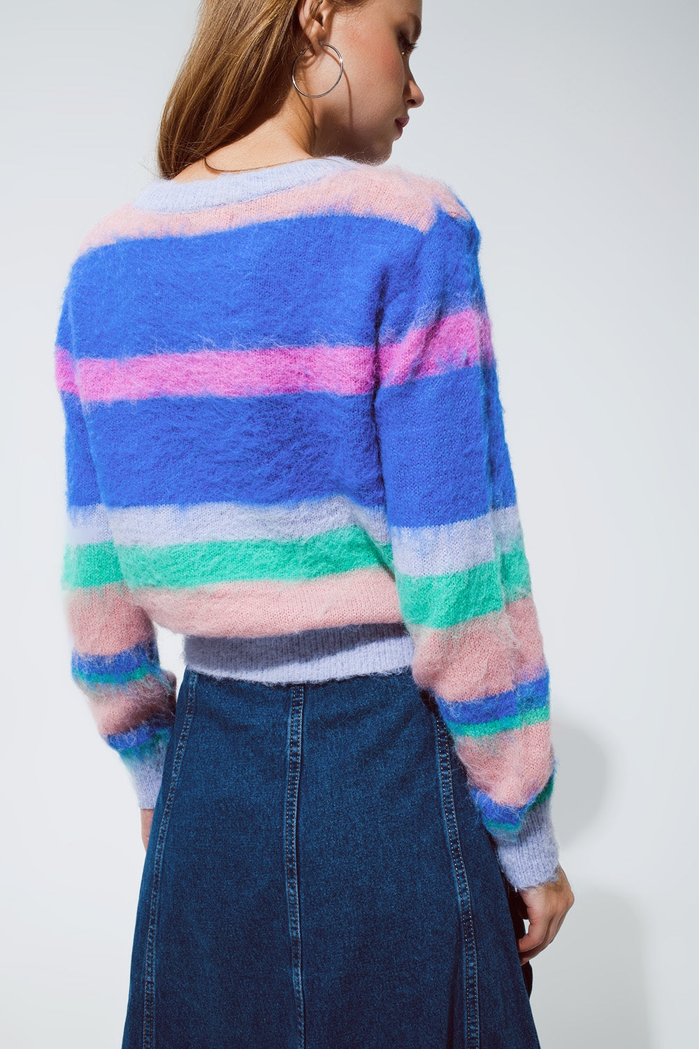 Suéter multicolor con rayas en rosa y azules