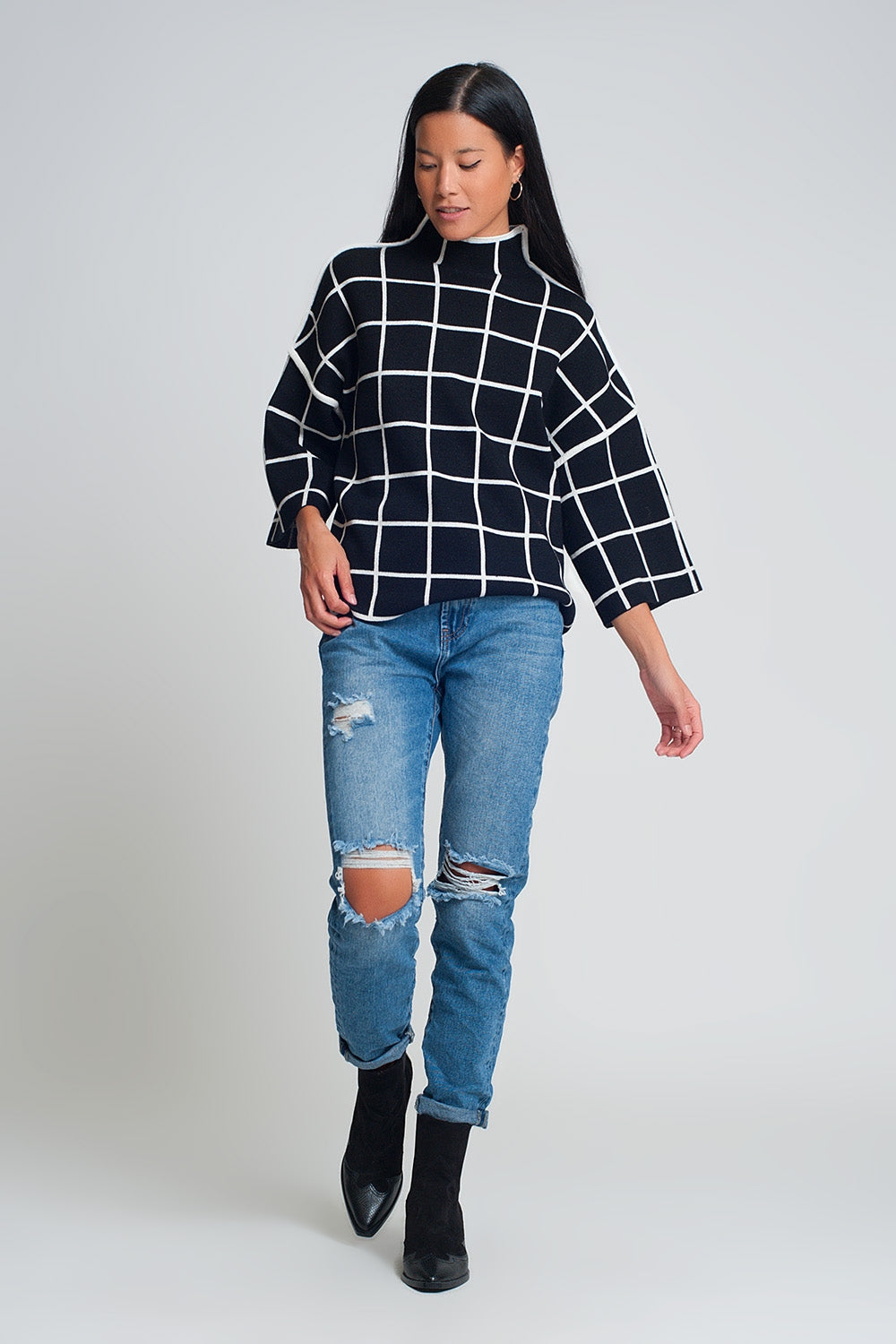 Suéter negro 3/4 con estampado de cuadros detalle en la manga y cuello alto