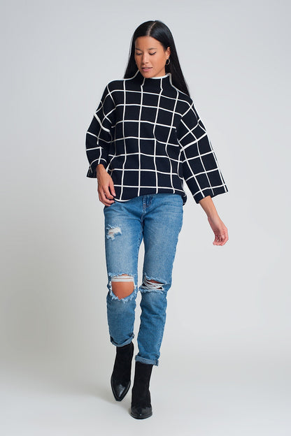 Suéter negro 3/4 con estampado de cuadros detalle en la manga y cuello alto