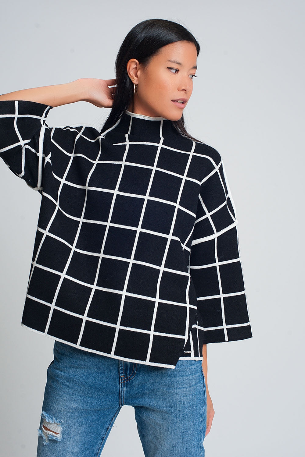 Suéter negro 3/4 con estampado de cuadros detalle en la manga y cuello alto