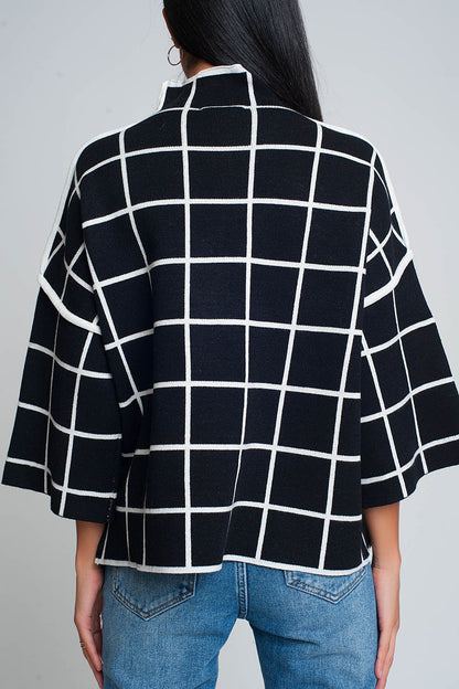Suéter negro 3/4 con estampado de cuadros detalle en la manga y cuello alto