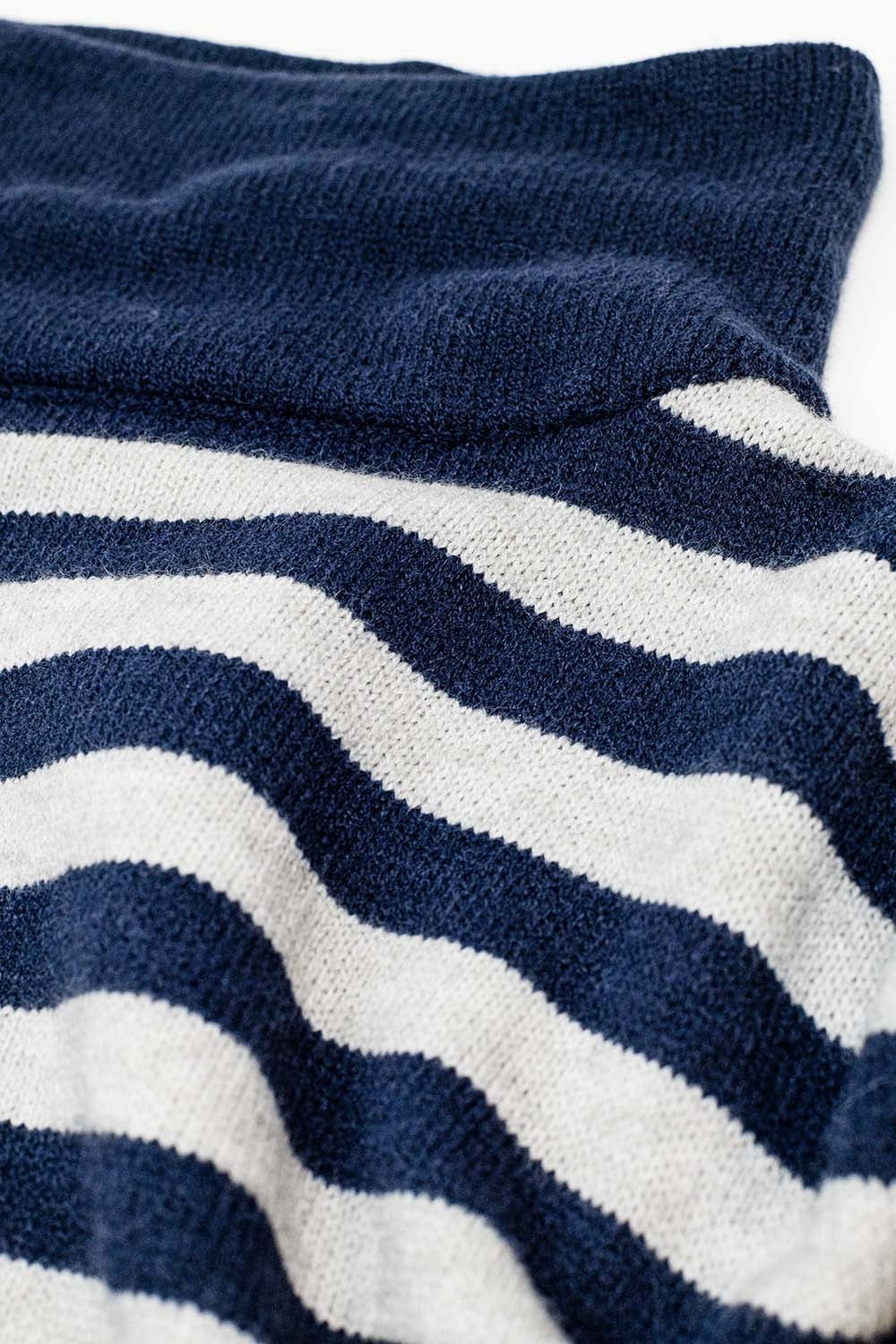 Suéter oversize de cuello alto con alas de murciélago y rayas en azul marino y gris