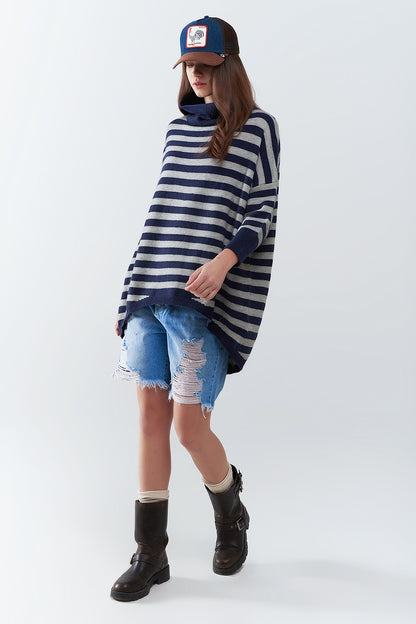 Suéter oversize de cuello alto con alas de murciélago y rayas en azul marino y gris