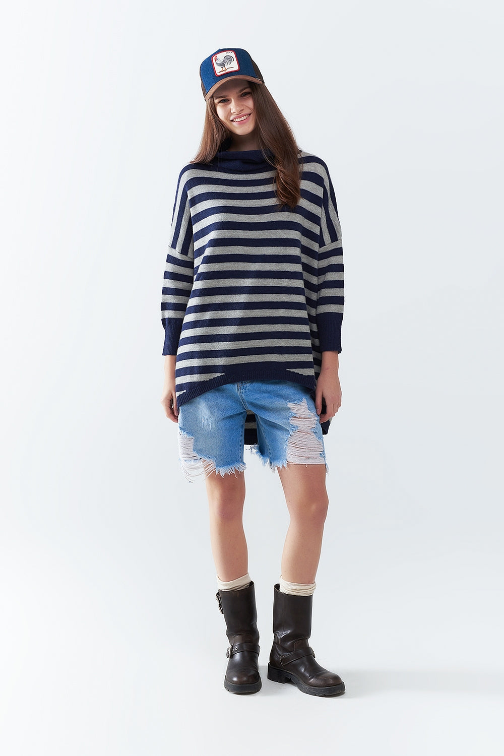 Suéter oversize de cuello alto con alas de murciélago y rayas en azul marino y gris