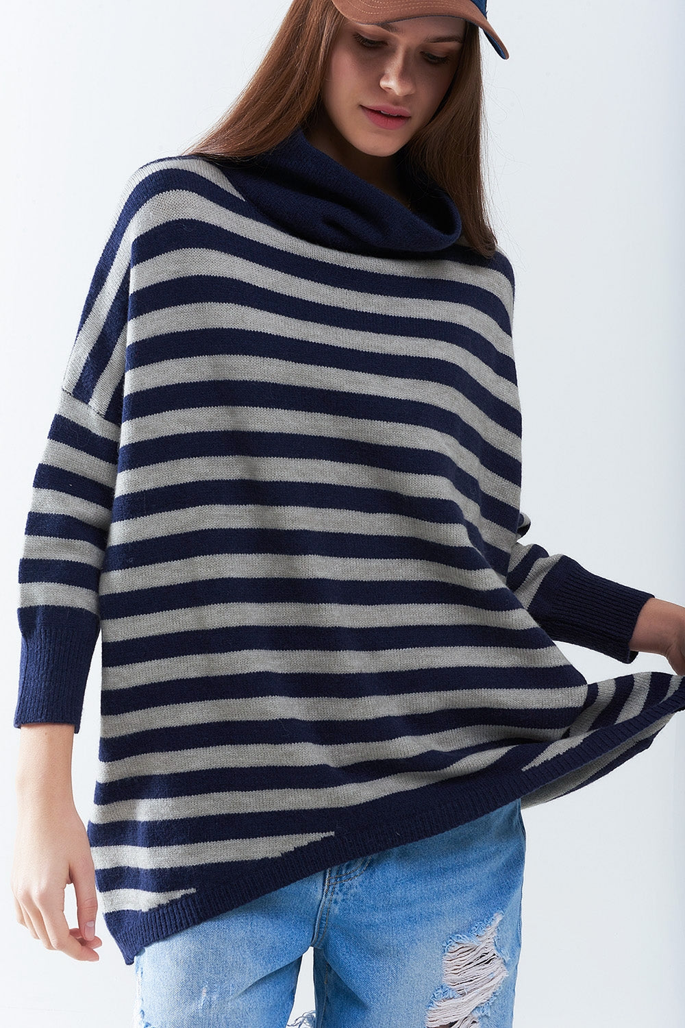 Suéter oversize de cuello alto con alas de murciélago y rayas en azul marino y gris
