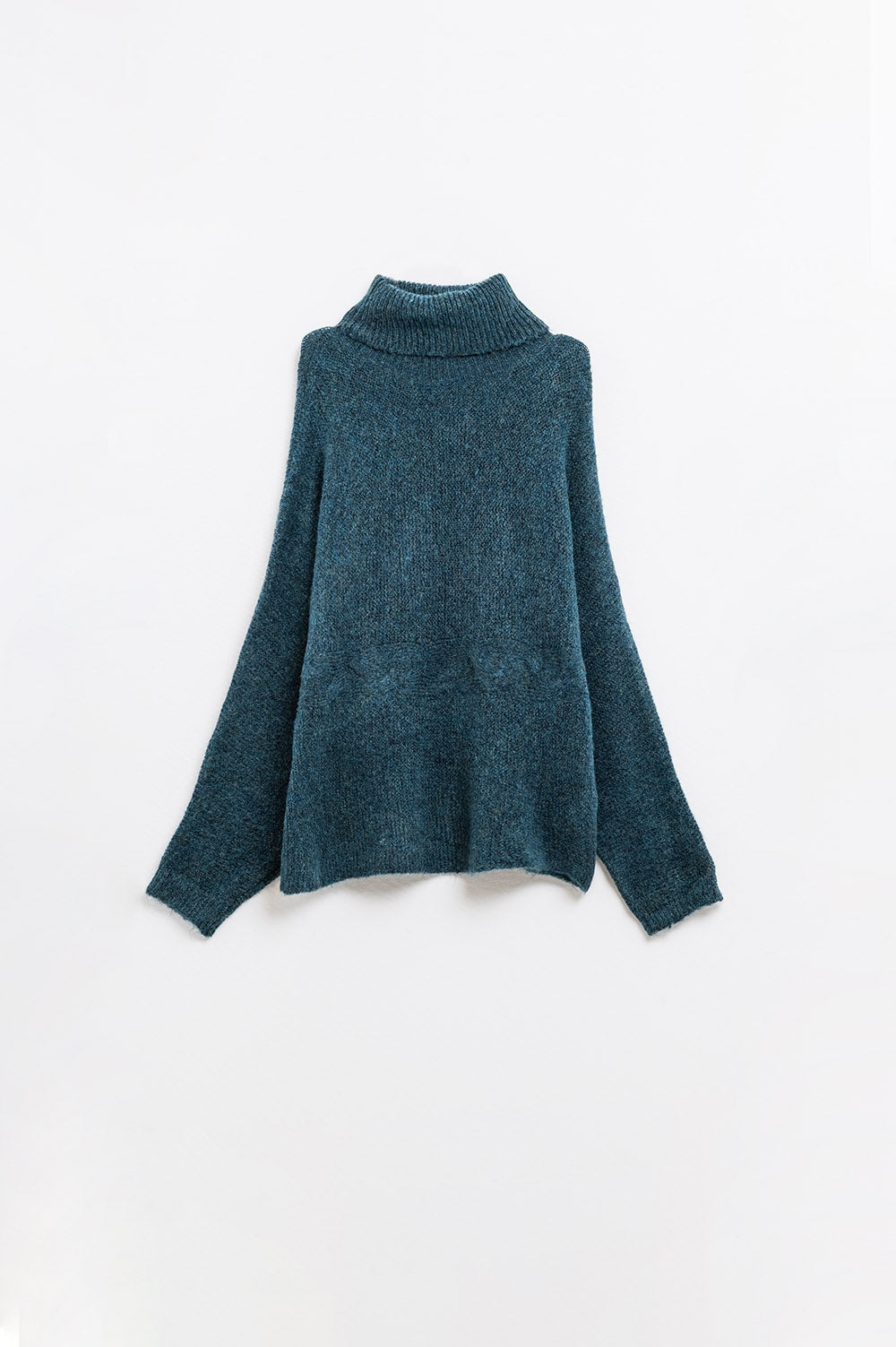 Suéter oversize en color verde azulado con cuello alto y mangas sueltas.