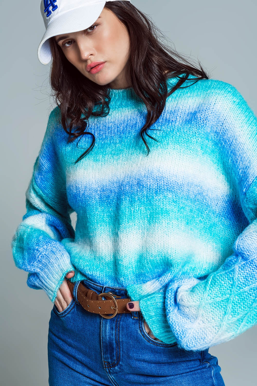 Suéter relajado con estampado ombre en tonos azules y estampado de rombos en las mangas