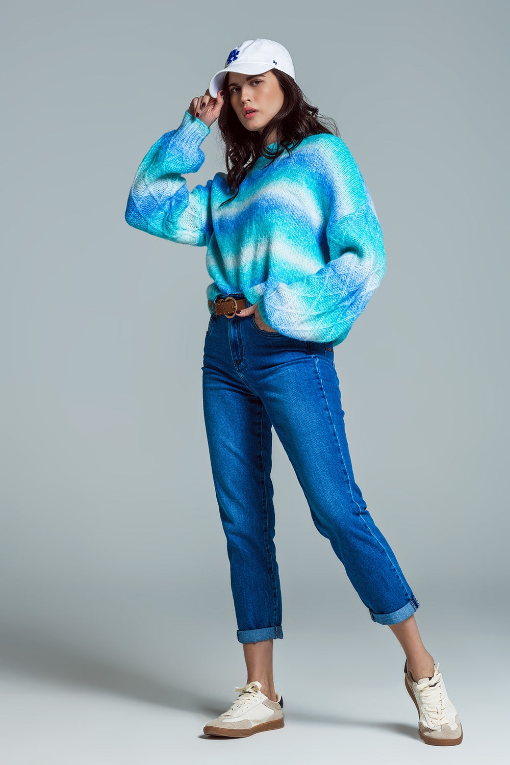 Suéter relajado con estampado ombre en tonos azules y estampado de rombos en las mangas