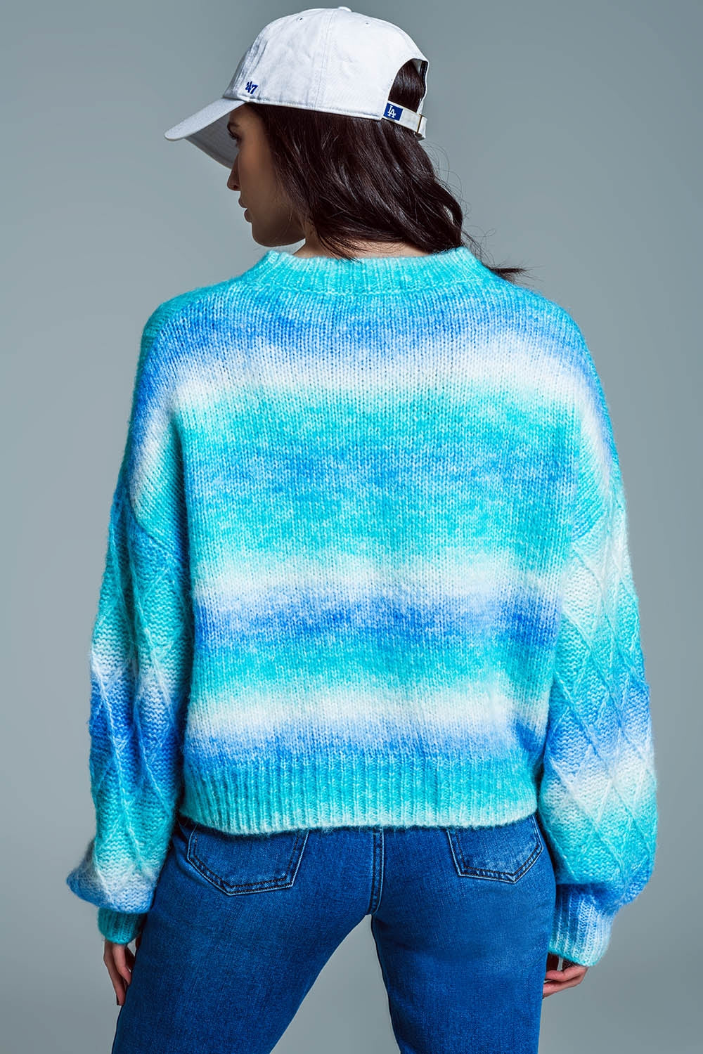 Suéter relajado con estampado ombre en tonos azules y estampado de rombos en las mangas