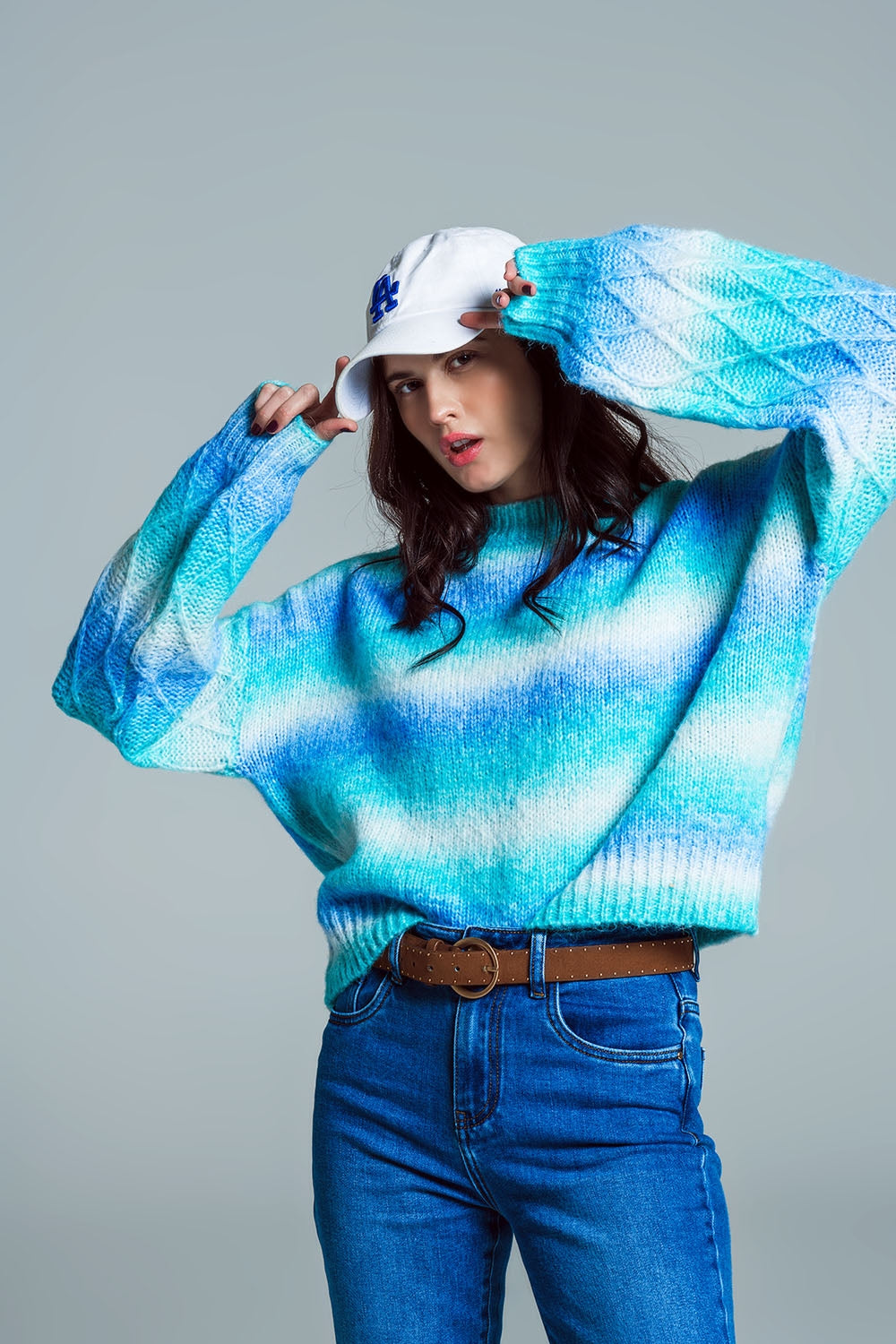 Suéter relajado con estampado ombre en tonos azules y estampado de rombos en las mangas