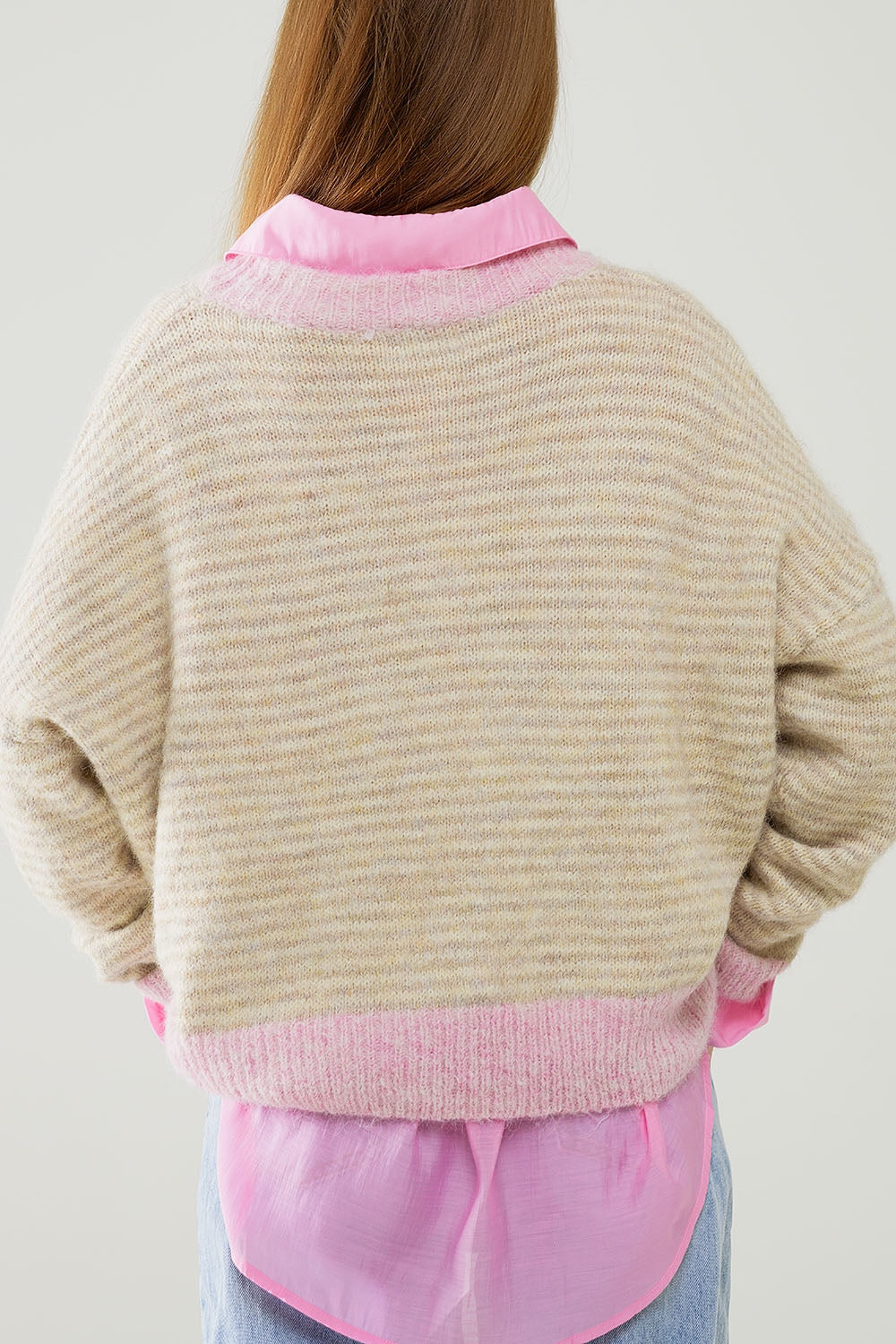 Suéter relajado de rayas en color beige con detalles en rosa