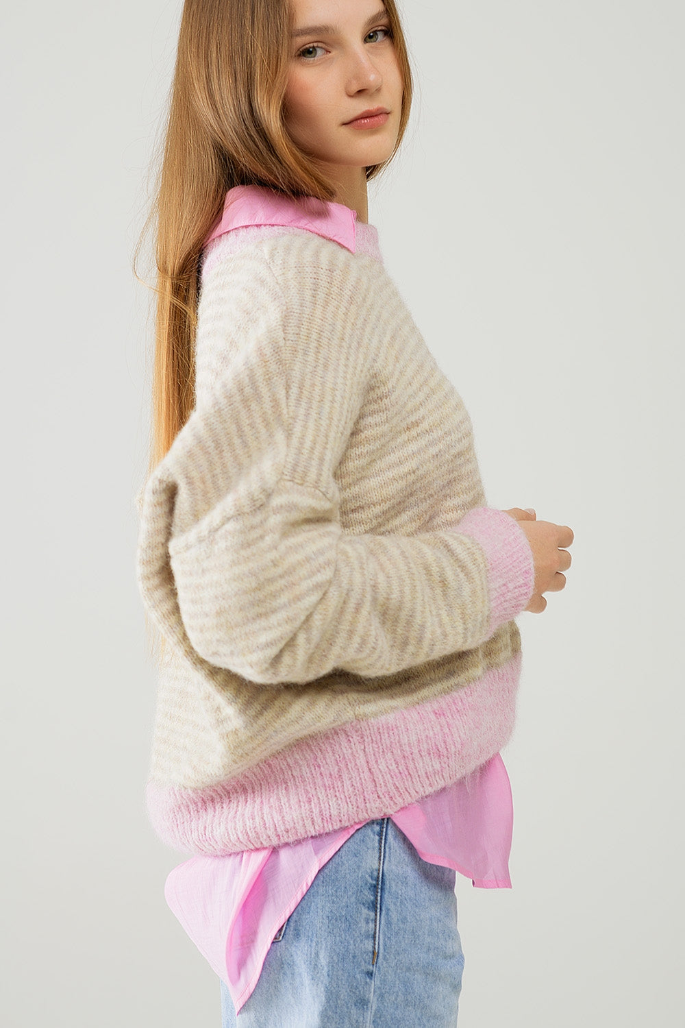 Suéter relajado de rayas en color beige con detalles en rosa