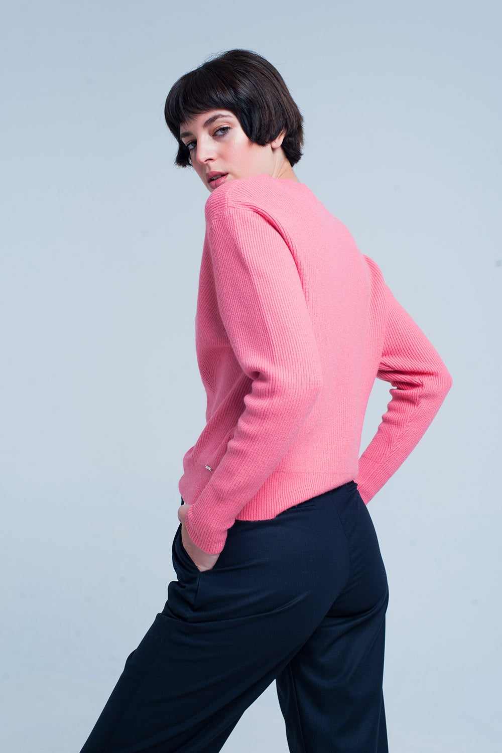 Sueter rosa con cuello redondo motivo a rayado