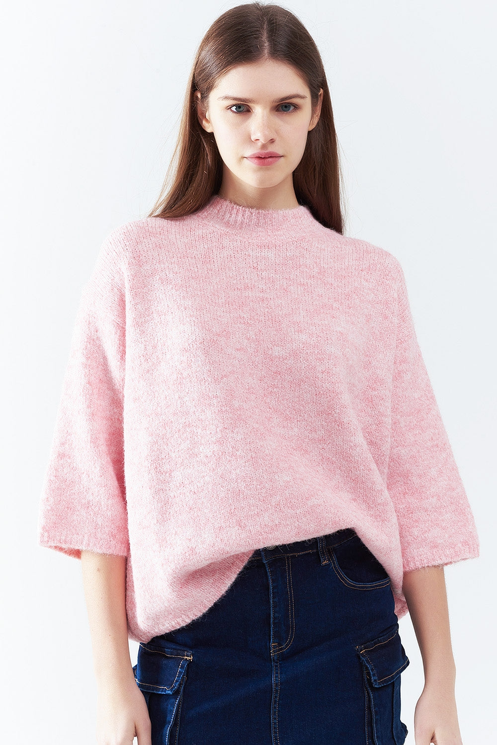 Suéter rosa mullido con mangas tres cuartos y cuello redondo