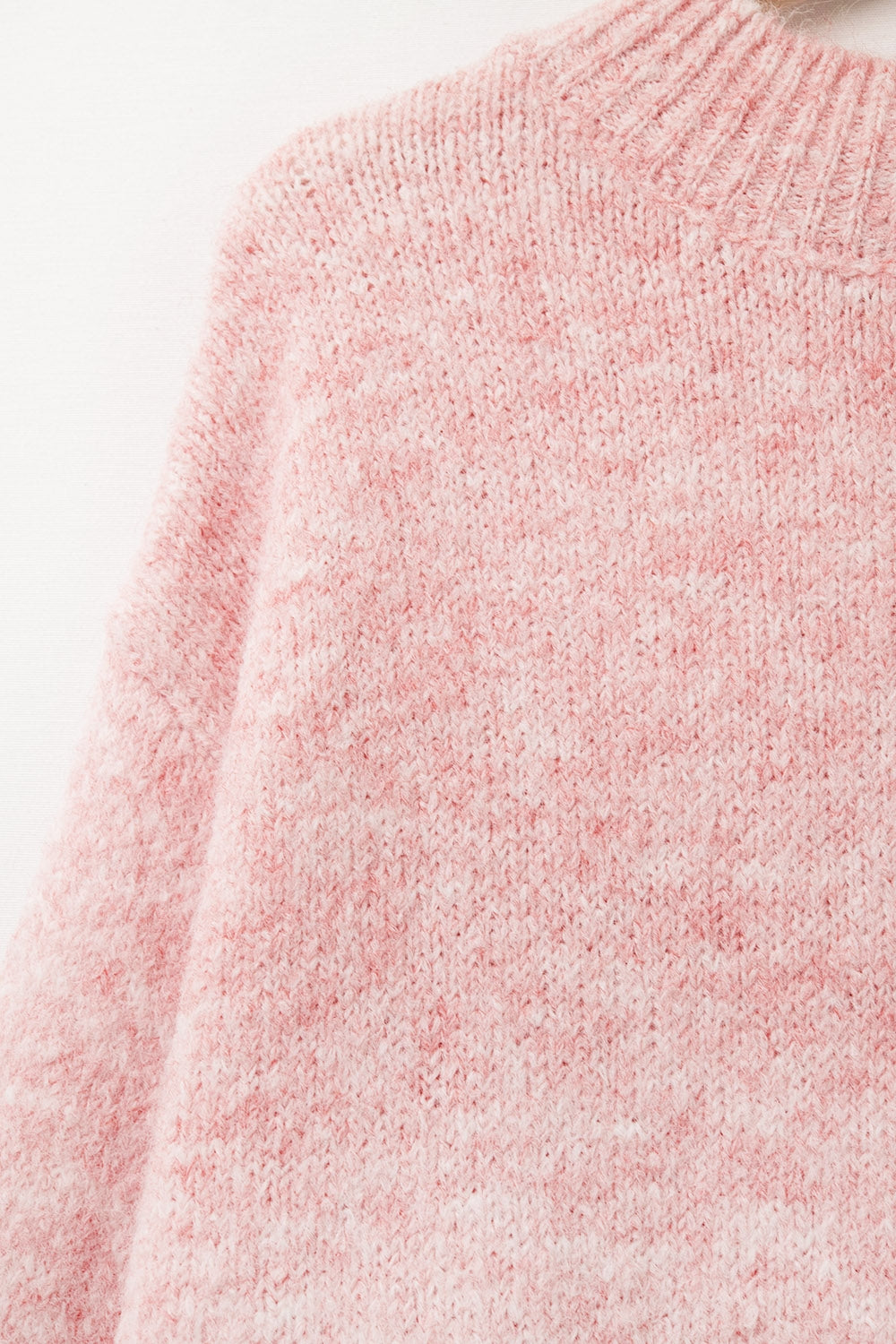 Suéter rosa mullido con mangas tres cuartos y cuello redondo