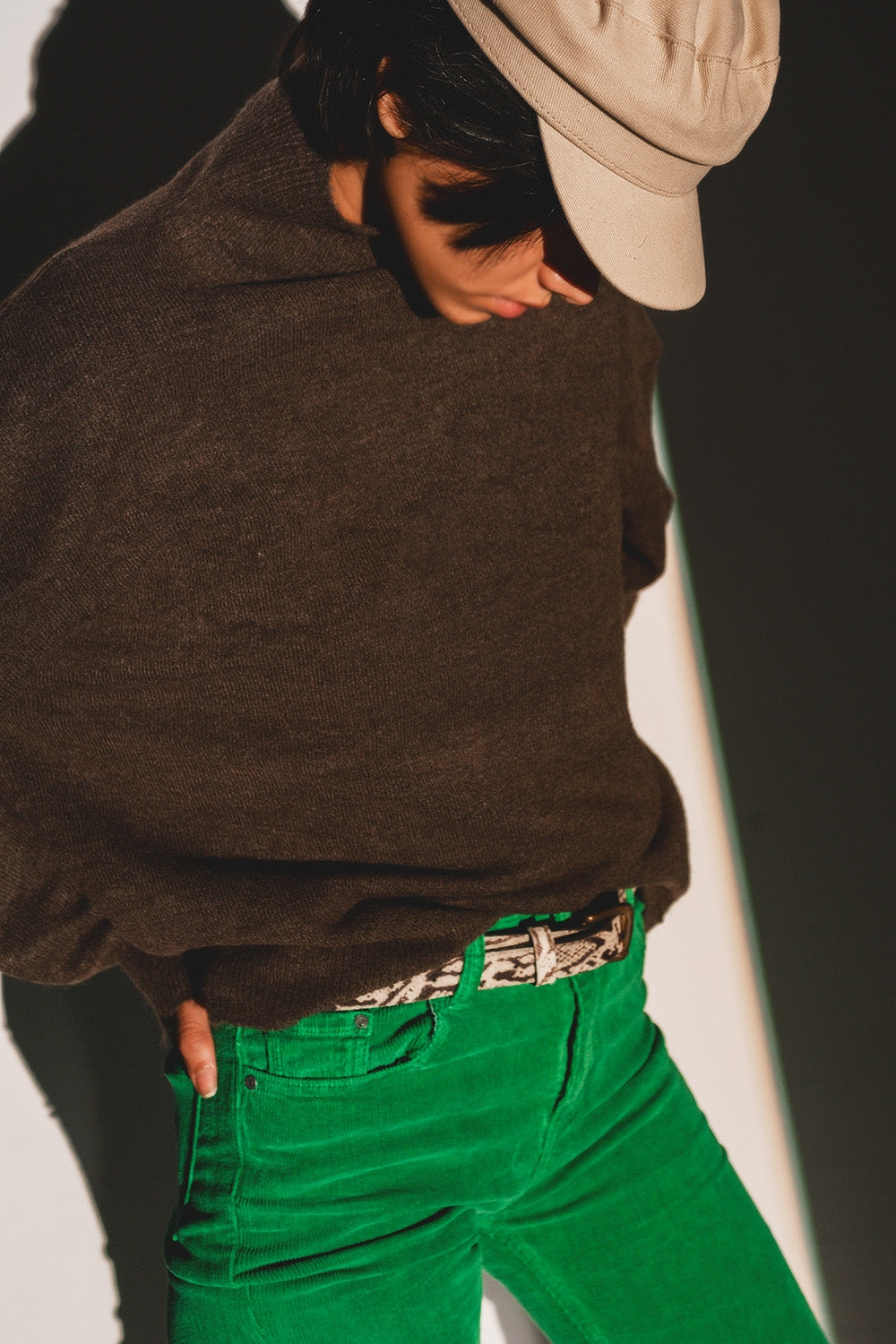 Q2 Sueter super suave relajado cuello alto en marron
