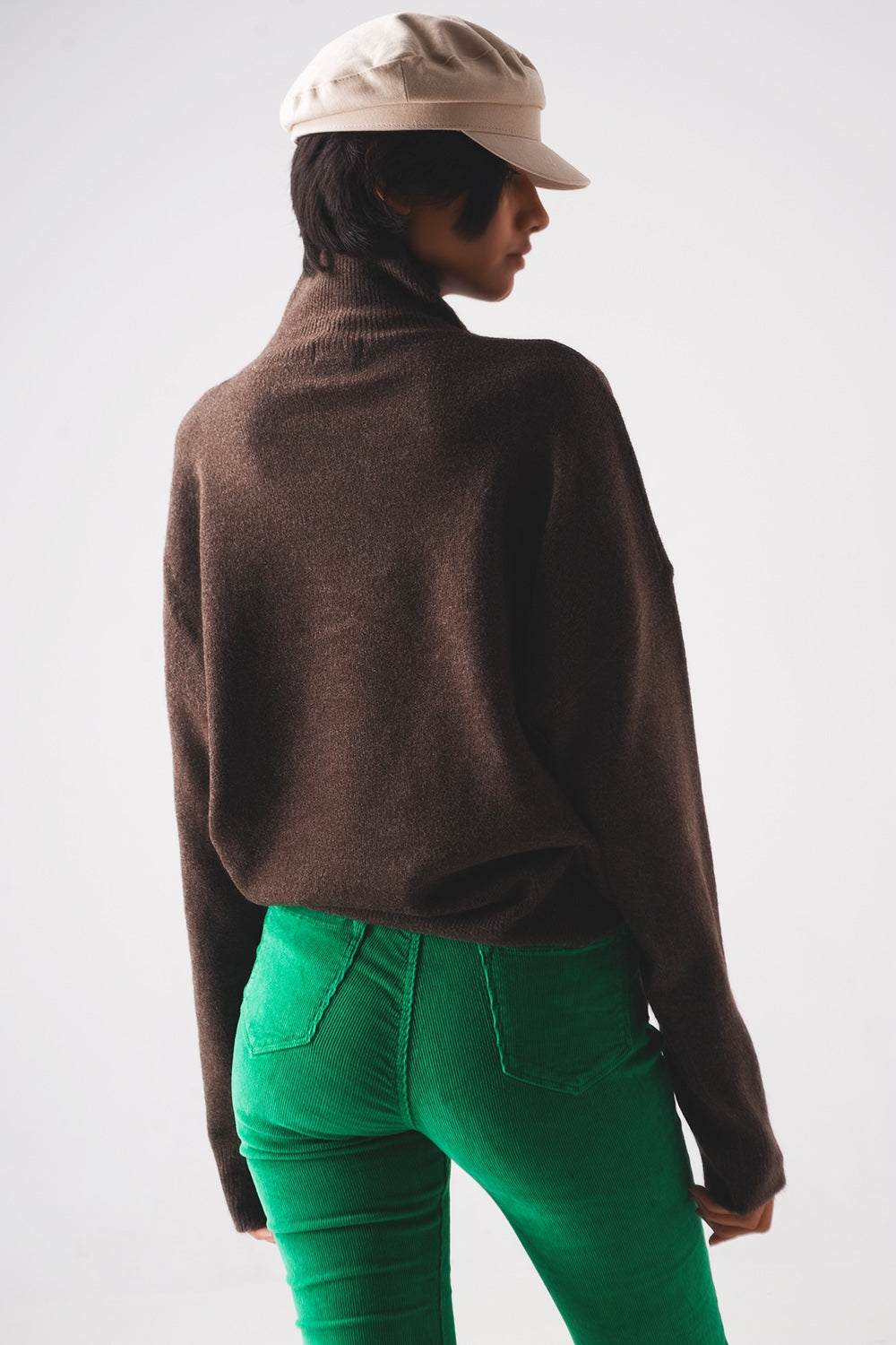 Sueter super suave relajado cuello alto en marron
