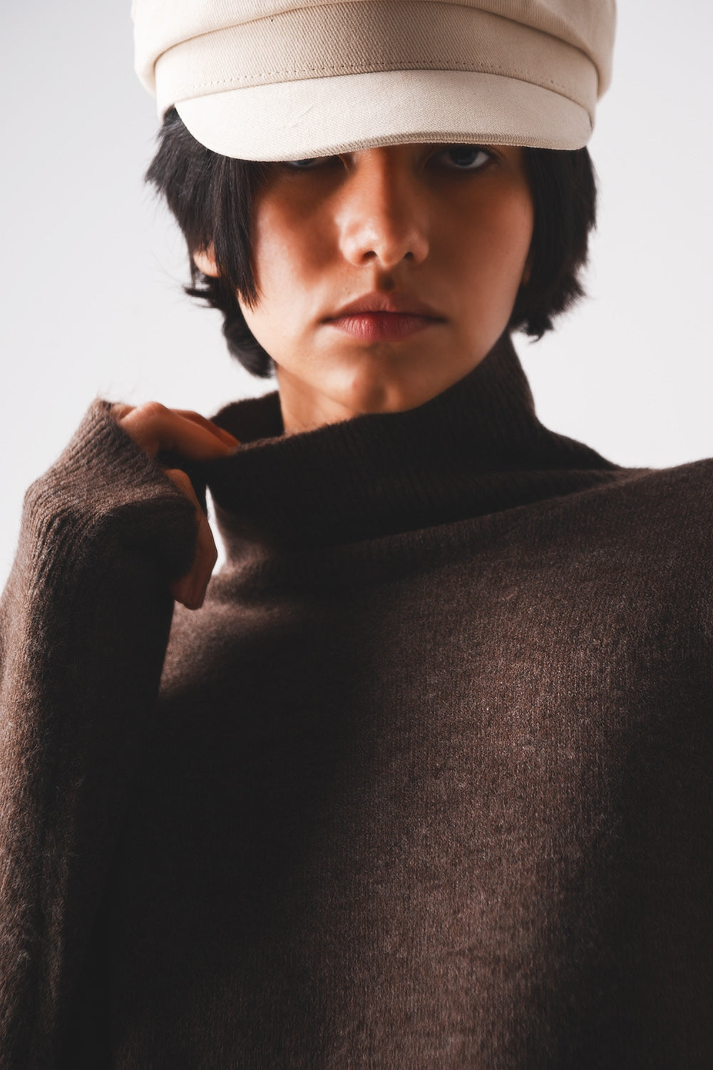 Sueter super suave relajado cuello alto en marron