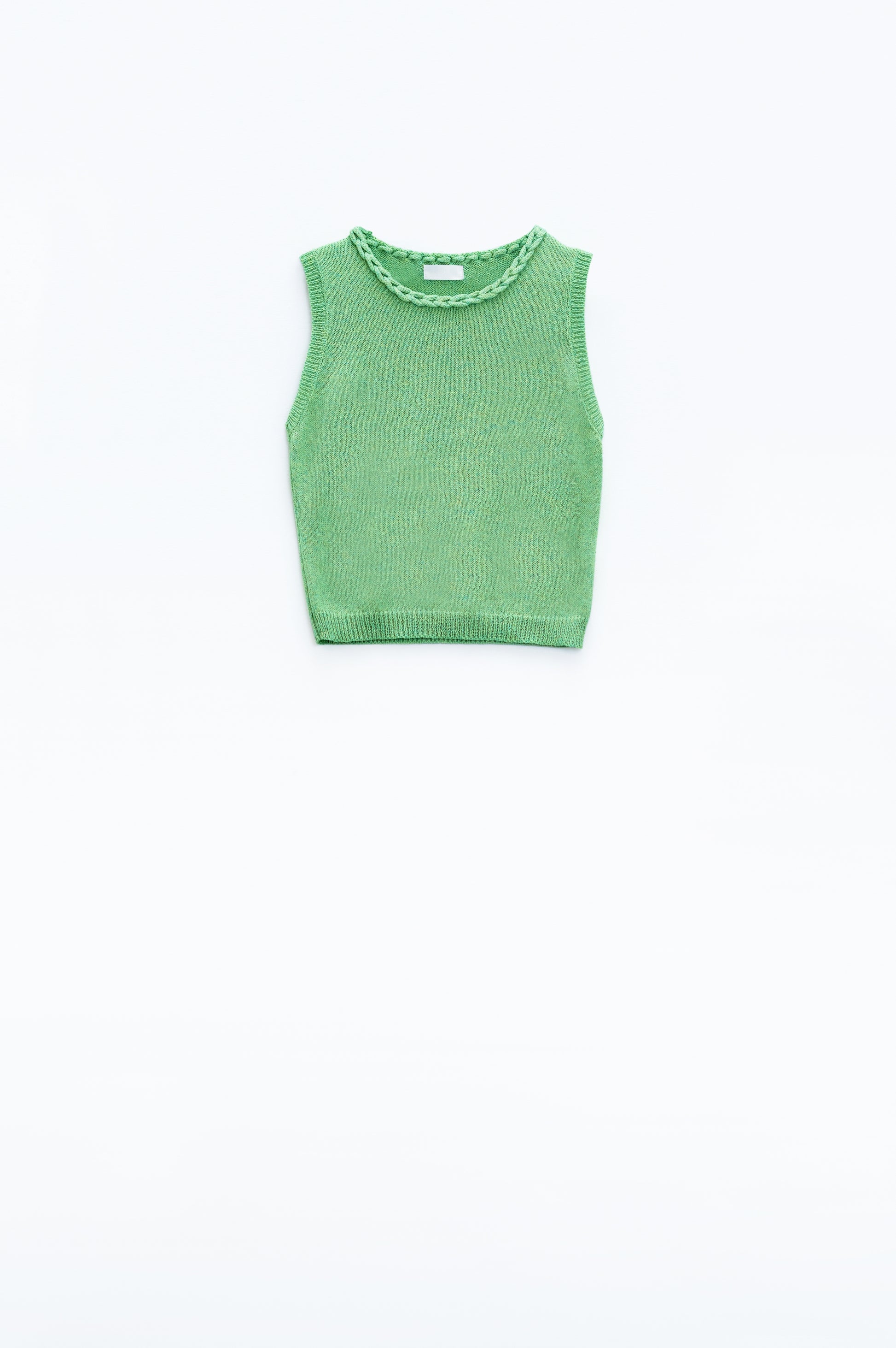 Q2 Suéter verde sin mangas con cuello redondo y detalle de trenza en el escote