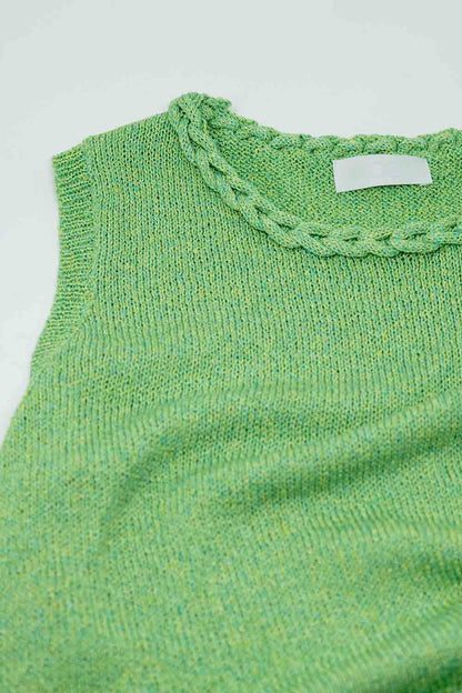 Suéter verde sin mangas con cuello redondo y detalle de trenza en el escote