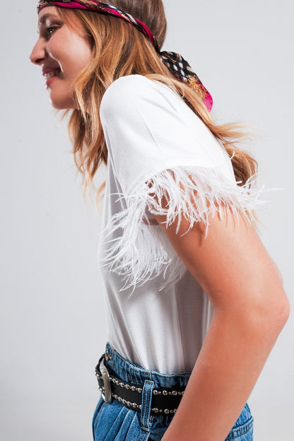 Top adornado con puños de plumas de imitación en blanco