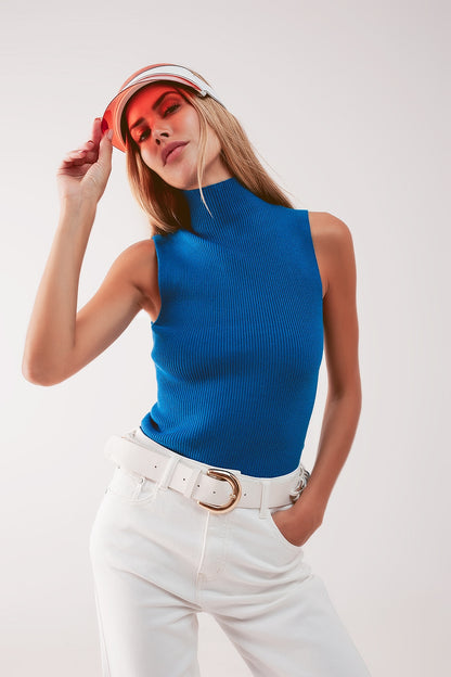 Top azul de punto con cuello alto de punto