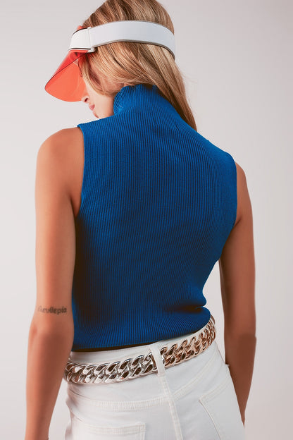 Top azul de punto con cuello alto de punto