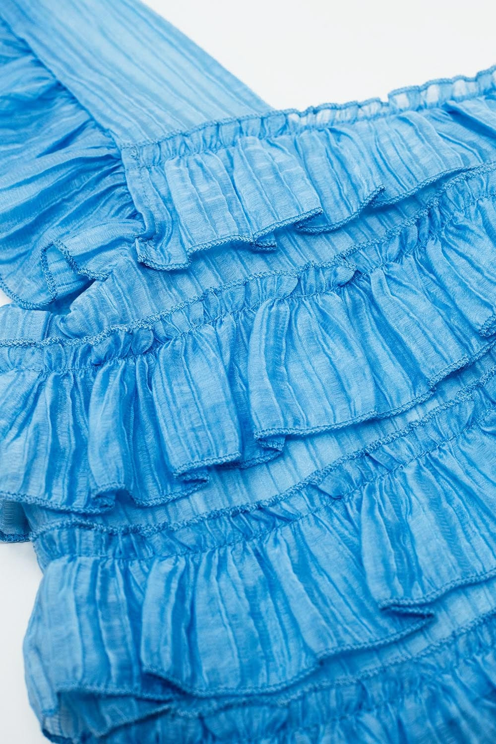 Top azul sin mangas con diseño fruncido