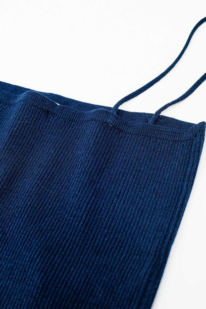 Top básico de punto en azul marino con tirantes finos