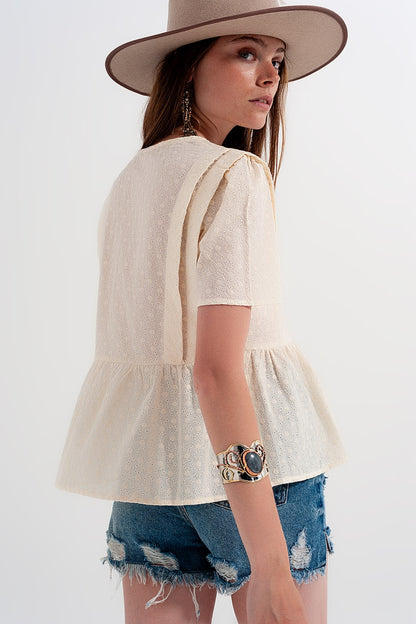 Top Beige con sobrefalda y bordado inglés
