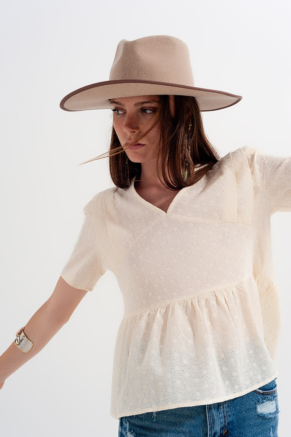 Top Beige con sobrefalda y bordado inglés